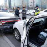교통사고 현장에서 보험 서류 발급을 준비하는 모습