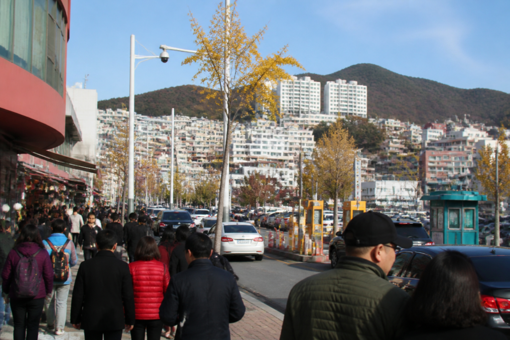 부산 자갈치시장 주변 도로와 주차장 풍경