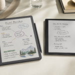 컬러 필기와 흑백 필기를 비교하는 Kindle Scribe 제품 이미지