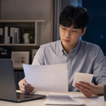 근로계약서와 급여명세서를 확인하는 직장인
