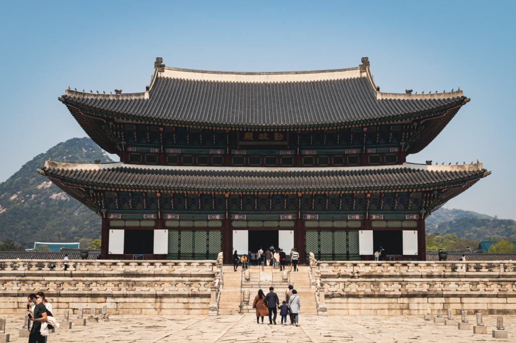 가을 창덕궁과 궁궐을 둘러보는 궁중문화축전 관람객