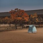 가을밤 경복궁에서 한복을 입고 궁중문화축전을 즐기는 관람객들