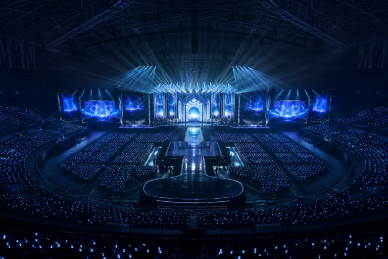 서울 KSPO DOME 콘서트 공연장과 응원봉 풍경