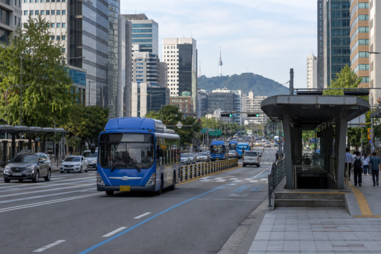 서울 도심과 대중교통 시설을 보여주는 시민안전보험 대표 이미지