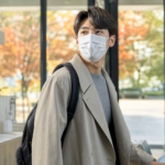 환절기 호흡기 감염병 예방을 위해 마스크를 착용하고 손을 씻는 모습