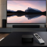 새 Apple TV 4K와 Siri Remote가 놓인 홈시어터 환경